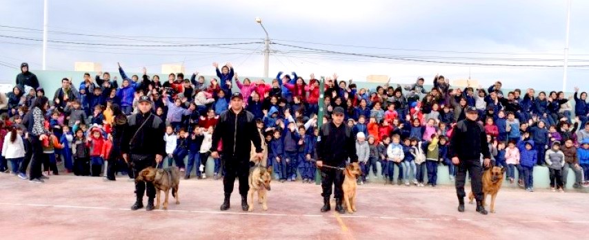 LA DIVISIÓN CANES DE LA POLICÍA PROVINCIAL REALIZÓ UNA EXPOSICIÓN EN LA ESCUELA PROGRESO Y SUEÑOS