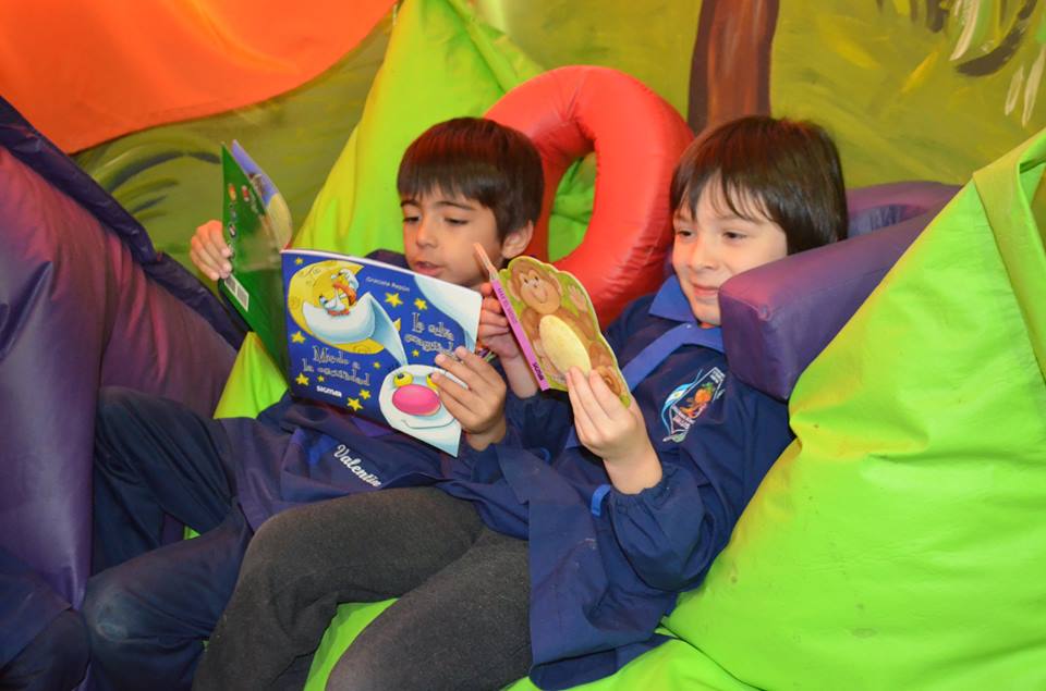 CONTEXTOS DONÓ UN RINCÓN DE LECTURA Y LIBROS