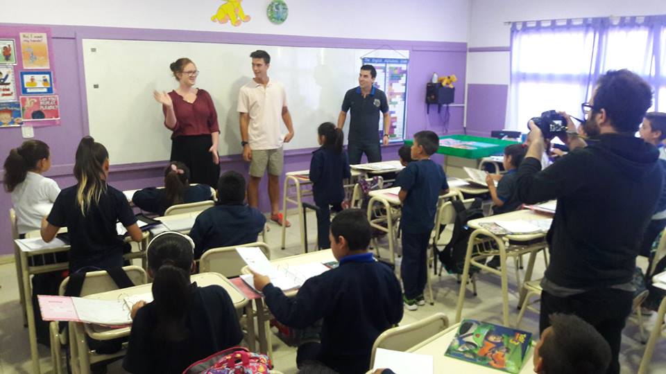 MATTHEW Y SAMANTA: DESDE NUEVA ZELANDA A LAS AULAS DE INGLÉS DE LA ESCUELA PROGRESO Y SUEÑOS