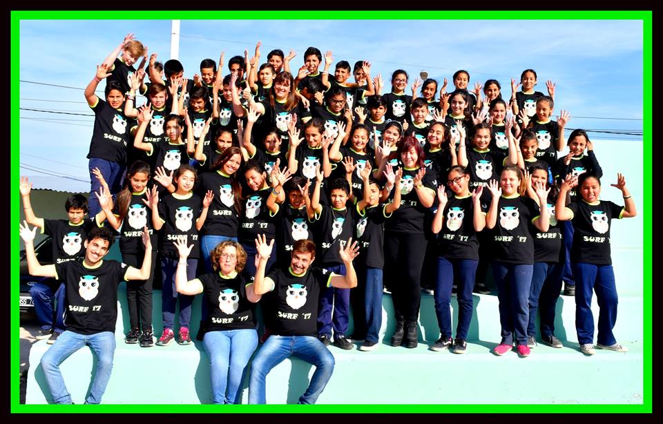 LOS ALUMNOS DE 6° AGRUPAMIENTO RECIBIERON EL REGALO MÁS ESPERADO: SUS REMERAS DE LA PROMOCIÓN “SURF 2017”