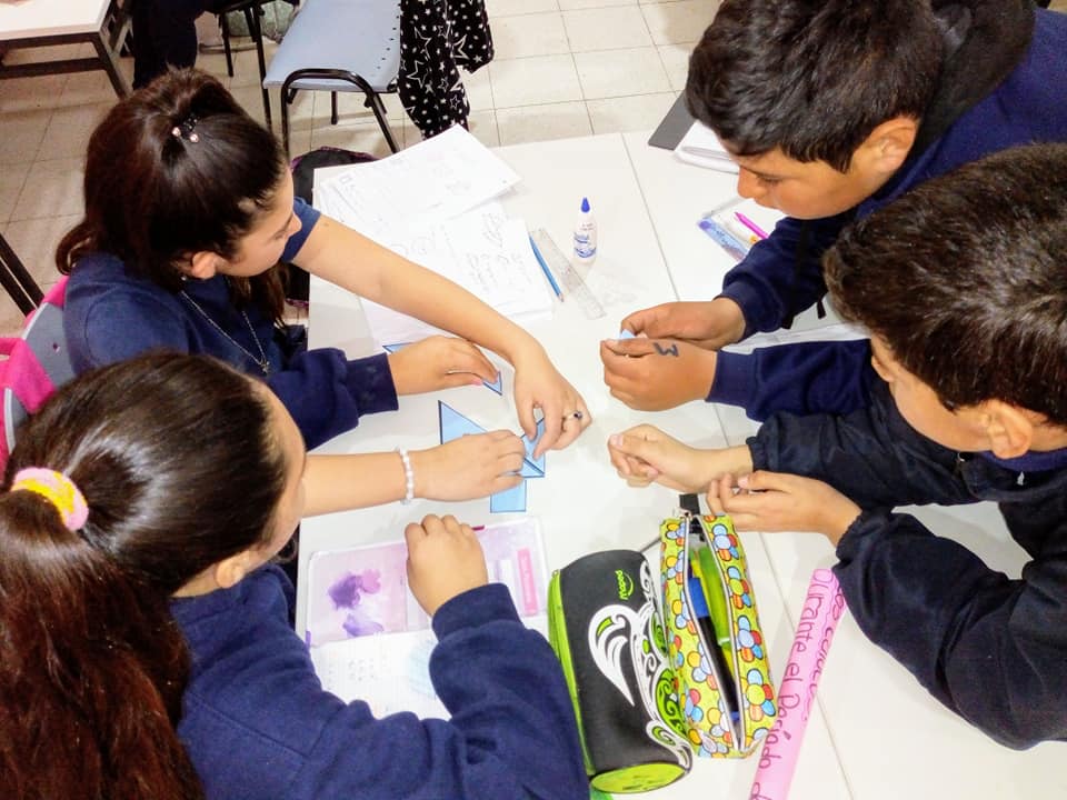 Nivel Secundario: Los alumnos calculan área y perímetro usando Tangram